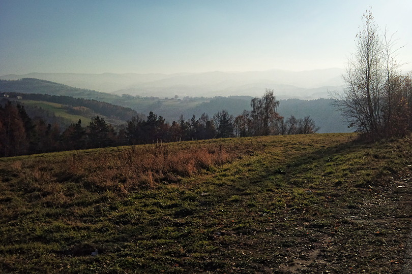 widok na Beskid Sdecki - Pasmo Jaworzyny w oddali Pasmo Jaworzyny