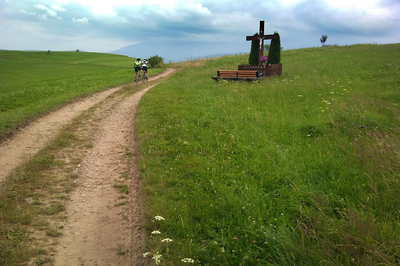 docieramy do Pezełęczy pod Łapszanką - Tatry musimy sobie wyobrazić bo mgła je pochłonęła Magura Spiska - Spisz i Podhale na rowerze