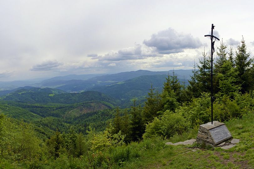 krzy papieski na szczycie Mogielicy rowerem przez zalesione szczyty Mogielicy