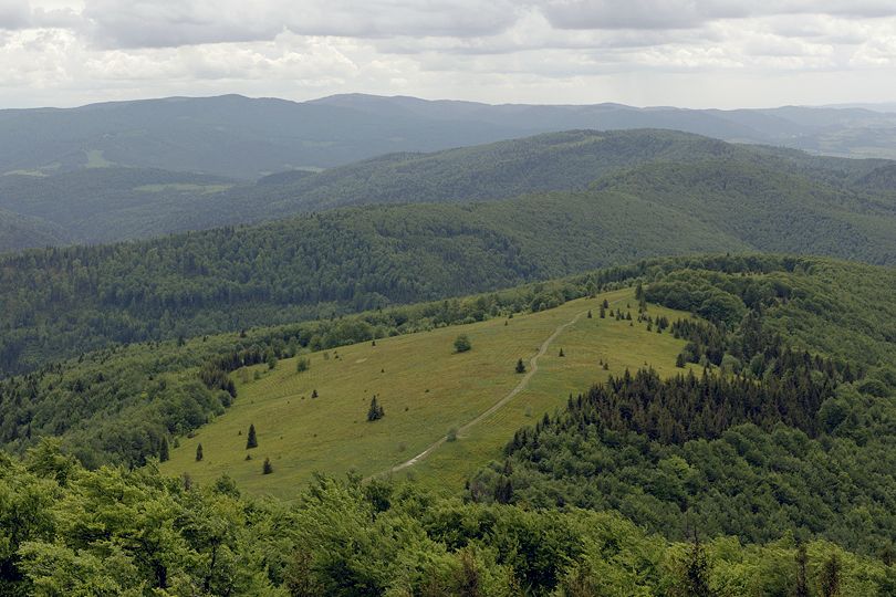 widok z wiey widokowej na poudniowy zachd - w dole Hala Mogielicka na rowerze przez pasmo Mogielicy - trasa MTB