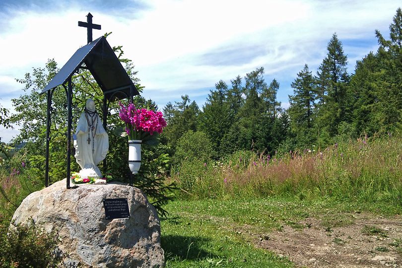 przydrona kapliczka w okolicy Kopiej Grki rowerem na szczyt Lubania