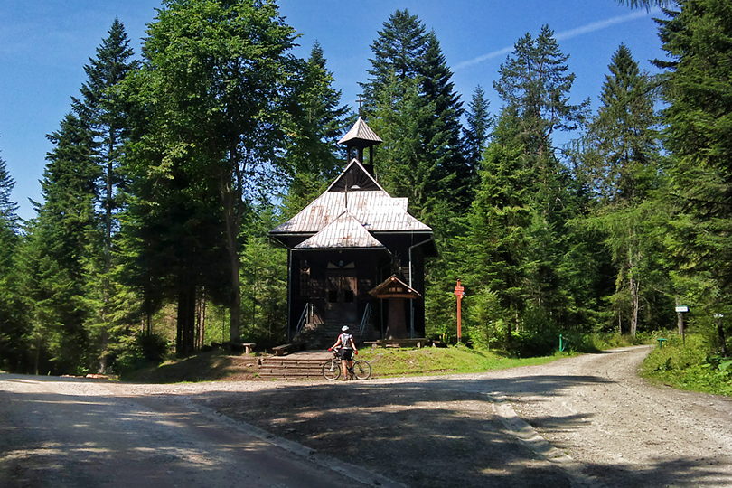 kaplica na Sewerynwce i rozwidlenie szlakw rowerowych rowerowe enduro na Przehyb w Beskidzie Sdeckim