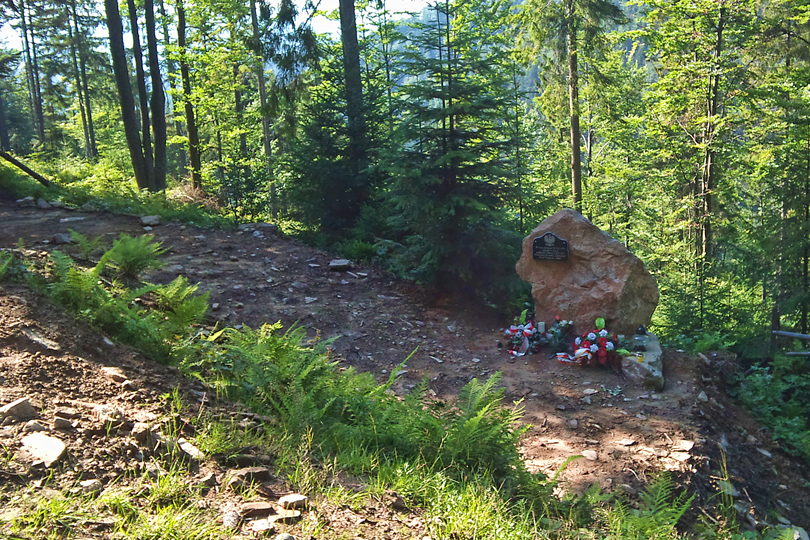 mijamy pamitkowy obelisk szlak rowerowy ze Szczawnicy na Przehyb