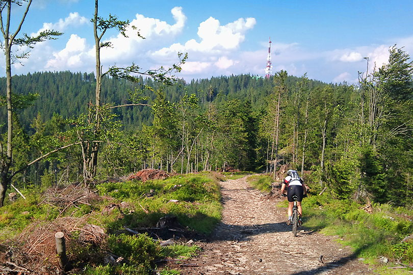wygramolilimy si na Czeremch, przed nami maszt przekanika na Przehybie wspinaczka rowerowa na Czeremch