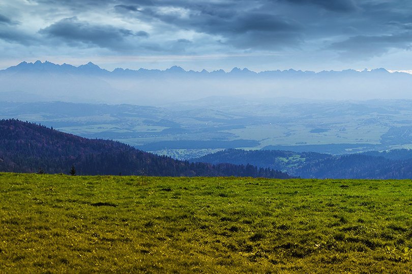 widok na Tatry z Długiej Hali trasa rowerowa na Turbacz